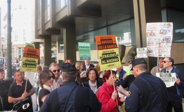 Foto: Decenas de afectados por preferentes protestan en Valencia contra su conversión en "accionistas forzosos" de Bankia (EUROPA PRESS)
