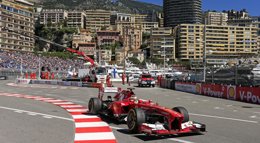 Foto: (Crónica) Mercedes muestra su potencial por delante de Alonso (REUTERS)