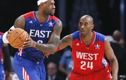 Foto: Kobe Bryant (Lakers) y LeBron James (Heat) lideran el 'All-NBA First Team' (REUTERS)