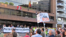 Foto: Centenares de personas se oponen a la LOMCE en Valencia y apelan a la "insumisión" ante una ley que "condena al gueto" (EUROPA PRESS)