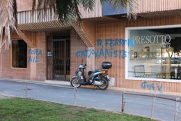 Foto: Realitzen pintades de "catalanista" al portal del domicili del president de l'AVL (CEDIDA)