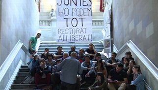 Cinquanta estudiants bloquegen el rectorat de la UB