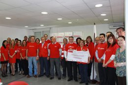 Foto: Clientes y empleados del Banco Santander aportan más de 8.300 euros a Cruz Roja en la Región de Murcia (CRUZ ROJA MURCIA)