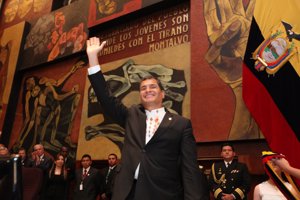 Rafael Correa asume su nuevo mandato y se confirma como presidente hasta 2017