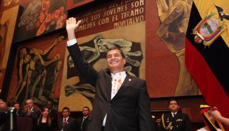 Rafael Correa asume su nuevo mandato y se confirma como presidente hasta 2017