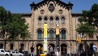 Els Mossos desallotgen de matinada els 50 estudiants que ocupaven el rectorat de la UB