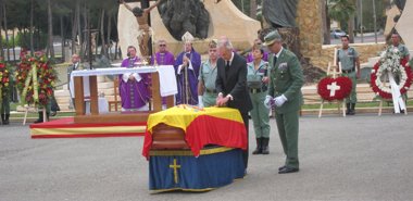 Foto: Emotivo funeral a los militares muertos en la base de Viator (Almería) (EUROPA PRESS)
