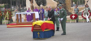 Foto: Emotivo funeral a los militares muertos en la base de Viator (Almería) (EUROPA PRESS)