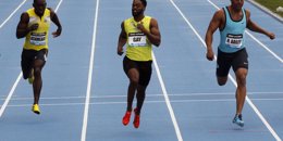Foto: Tyson Gay fulmina a sus rivales en los 100 metros de Nueva York (GARY HERSHORN / REUTERS)