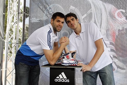 Los jugadores Felipe Reyes y Carlos Suarez en una acto de Adidas