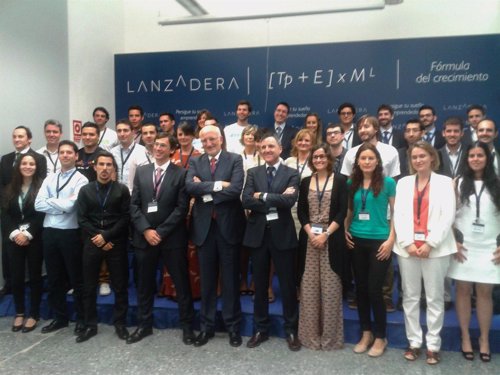 Juan Roig junto a los emprendedores de la primera edición de Lanzadera