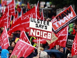 Foto: Manifestación de los sindicatos en Belfast contra la cumbre del G-8 (REUTERS)