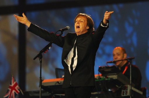 Paul McCartney detiene un concierto por un fuerte olor a marihuana