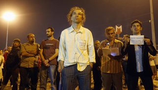 Detenido en Turquía tras permanecer seis horas inmóvil en Taksim