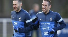 Foto: Aplazado hasta 2014 el juicio contra Ribery y Benzema por tener sexo con una menor de edad (CHARLES PLATIAU / REUTERS)