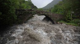 Foto: Treinta vecinos de Benasque (Aragón) esperan regresar a sus casas y recuperar los accesos y agua potable (J.MAYORAL)