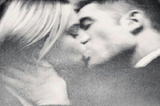 Robert Pattinson besa a una modelo en la nueva fragancia de Dior