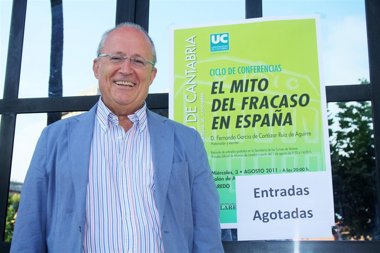 Foto: El director de los Cursos de Verano UC felicita a García de Cortázar por el Premio de Novela Alfonso X El Sabio (UC)