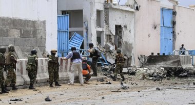 Foto: Aumentan a 22 los muertos en el ataque a las oficinas de la ONU en Mogadiscio (OMAR FARUK / REUTERS)
