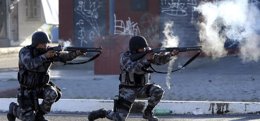 Foto: Batalla campal entre manifestantes y policías cerca del estadio donde jugaron Brasil y México (PAULO WHITAKER / REUTERS)