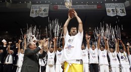 Foto: El Real Madrid vuelve a ganar una Liga en casa veinte años después (ACB MEDIA)