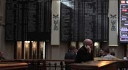Foto: El Ibex abre con una caída del 1,6% y pierde los 8.000 enteros, con la prima al alza, en 315 puntos (EUROPA PRESS)
