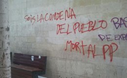 Foto: El PP de Lleida denuncia las terceras pintadas "ofensivas" en un mes en su sede (PP)