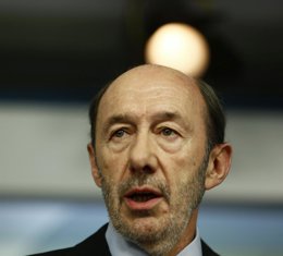Foto: Rubalcaba sigue pensando que Rajoy debería dimitir por el 'caso Bárcenas' aunque lo ve compatible con el pacto europeo (EUROPA PRESS)