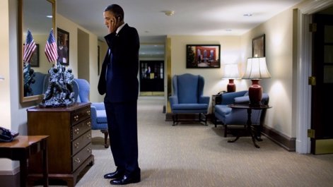 Barack Obama hablando por teléfono