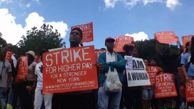 Foto: Trabajadores de comida rápida de EEUU, en huelga por mejor salario (YOUTUBE-THE GUARDIAN)