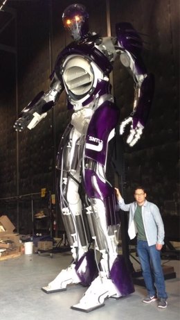 Bryan Singer con un Centinela de  X-Men: Days of the Future Past