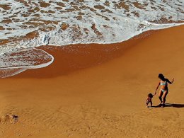 Foto: Dermatólogos advierten de que no se debe exponer al sol a niños menores de tres años (¡FGZ!/FLICKR)
