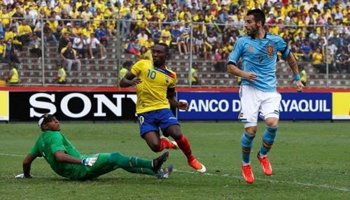 España gana a Ecuador con goles de Negredo y Cazorla