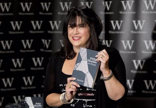 La escritora E.L. James posa con un ejemplar de la primera parte de su trilogía