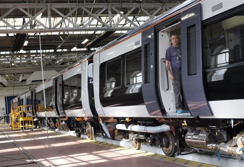 Imagen de archivo de un trabajador en la planta de trenes Bombardier en Derby, I