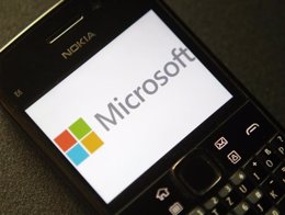 Imagen de un logo de Microsoft en la pantalla de un teléfono Nokia. Archivo. REU