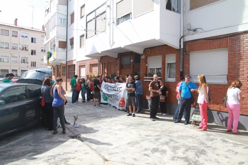 La PAH consigue paralizar durante un mes el desahucio de una familia de Santoña