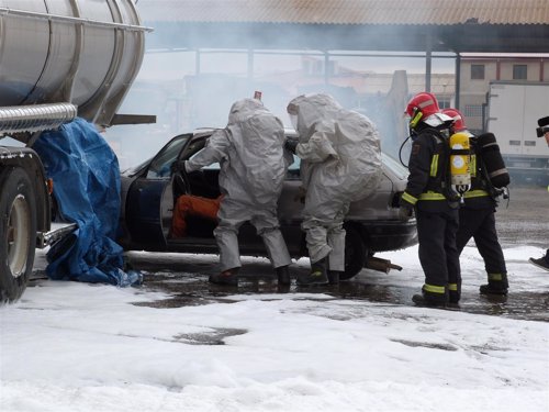 Simulacro de bomberos de accidente con mercancas peligrosas en Teruel
