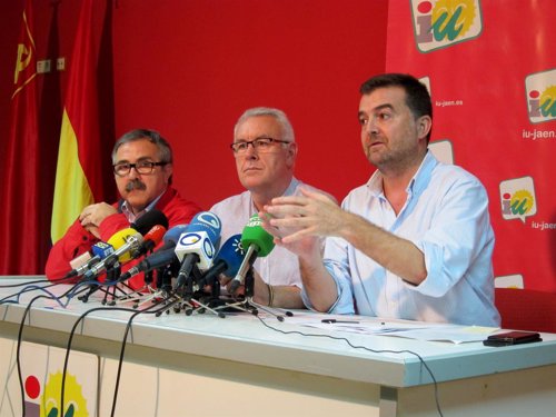 Antonio Maílo (dcha), junto a Luis Segura y Cayo Lara en la rueda de prensa..