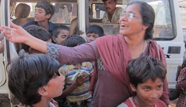 Foto: Cientos de niños viven a espaldas de una estación de tren en India (EUROPA PRESS)