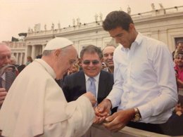 Foto: Roban a Del Potro el rosario bendecido por el Papa mientras firmaba un autógrafo (FACEBOOK)