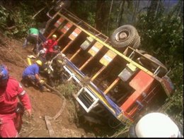 Foto: Cinco muertos y 12 heridos tras caer por un precipicio un autobús en Colombia (TWITTER @INGCESARHDEZ )