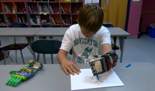 YouTube niño mano prostética impresora 3D