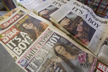 Foto: Los diarios impresos cada vez se compran menos, pero su marca es una ventaja en la transición digital (NEIL HALL / REUTERS)