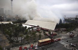 Foto: Un incendio destruye el auditorio del Memorial de América Latina (NACHO DOCE / REUTERS)