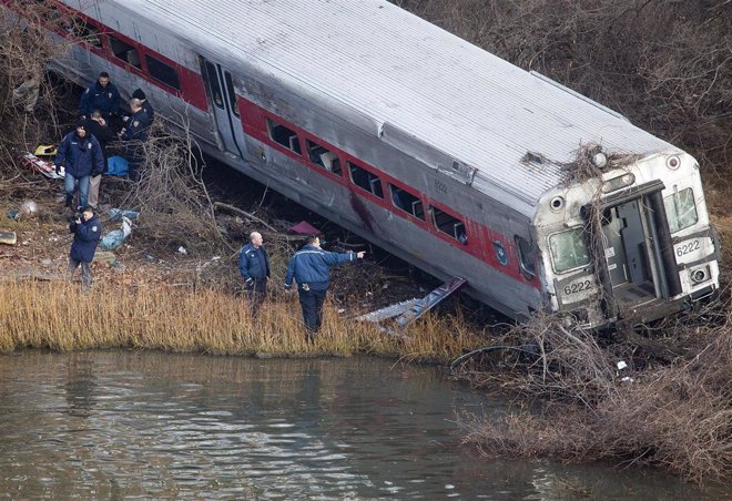 Foto: 67 heridos por el descarrilamiento de un tren de metro en Nueva York (REUTERS)