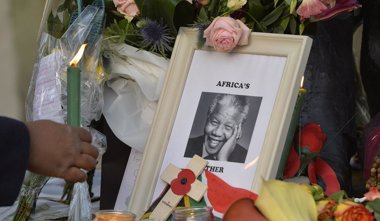 Foto: Sudáfrica se despide de Mandela con una semana de "duelo nacional" (TOBY MELVILLE / REUTERS)