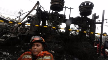 Foto: Diez muertos tras chocar un tren y un camión con combustible en Indonesia (BEAWIHARTA BEAWIHARTA / REUTERS)