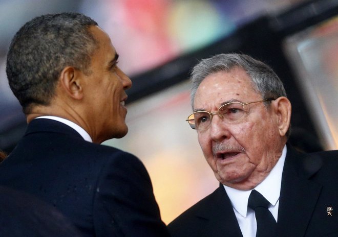 Foto: Obama y Castro se saludan durante el funeral de Mandela (REUTERS)