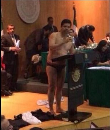 Foto: Un diputado del PRD se desnuda en el Congreso (FACEBOOK)